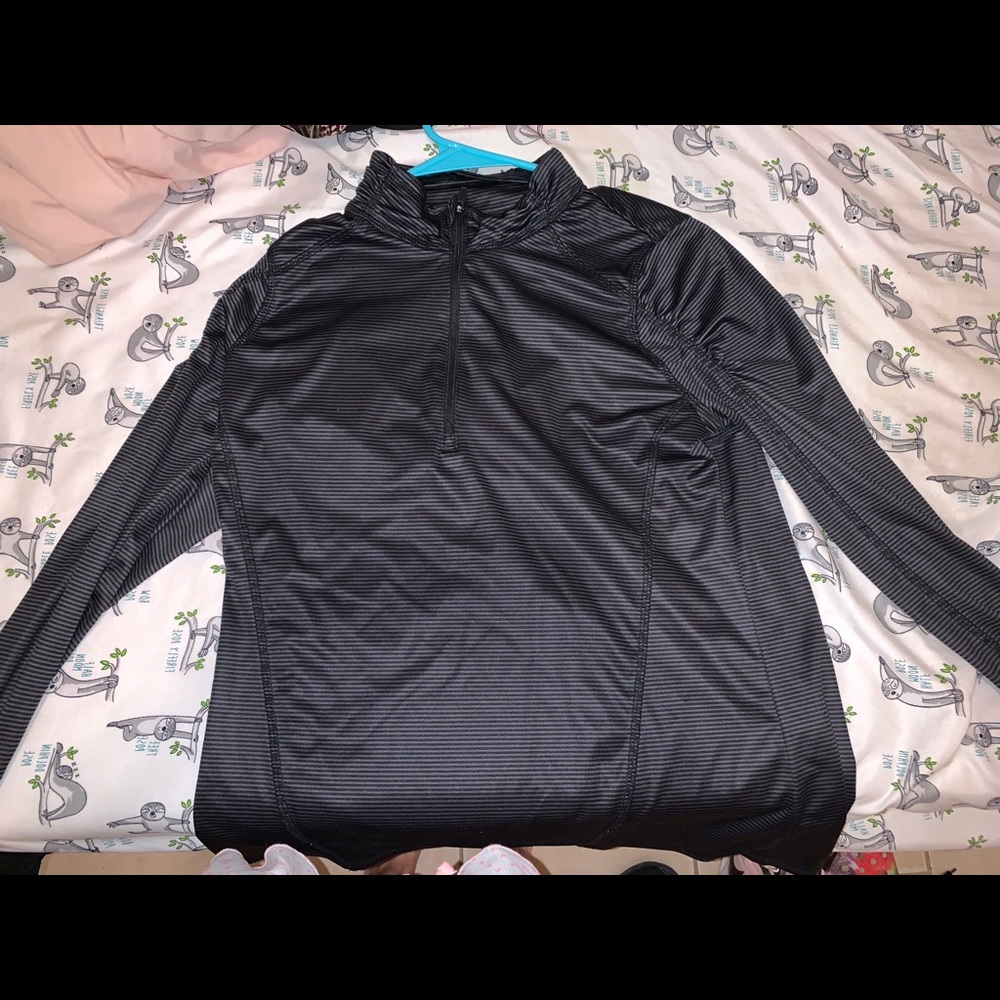 Workout shirt with zipper